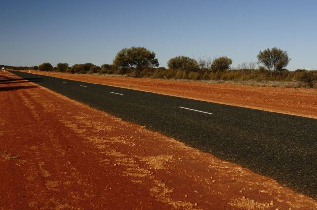 czerwona ziemia oraz pusty horyont tak najczesciej kojarzony jest outback
